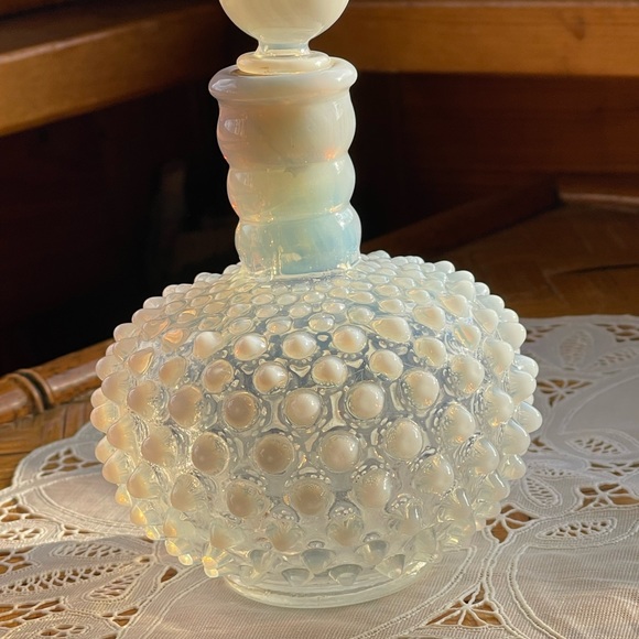 COPY - ⭐️Host Pick! 🌹⭐️ Vintage Hobnail opalescent perfume bottle w/stopper - Picture 7 of 11